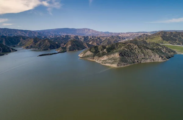 加利福尼亚的金字塔湖 它是一个水库 由位于东圣埃米迪奥山脉皮鲁河的金字塔坝形成 靠近南加州卡斯塔克 位于洛斯帕德雷斯国家森林 — 图库照片