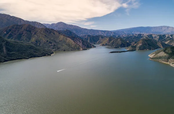 加利福尼亚的金字塔湖 它是一个水库 由位于东圣埃米迪奥山脉皮鲁河的金字塔坝形成 靠近南加州卡斯塔克 位于洛斯帕德雷斯国家森林 — 图库照片