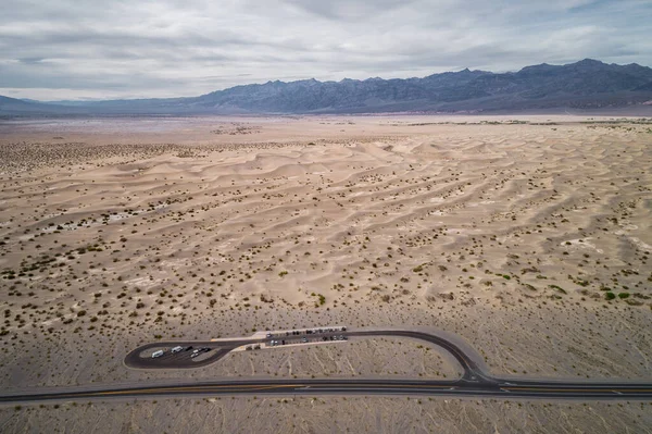Mesquite Flache Sanddünen Death Valley Mit Parkplatz Vordergrund — Stockfoto