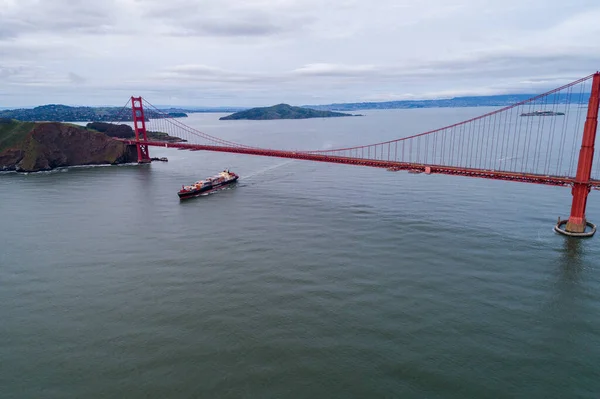 Мост Золотые Ворота Сан Франциско Калифорния Контейнерный Корабль Заднем Плане — стоковое фото