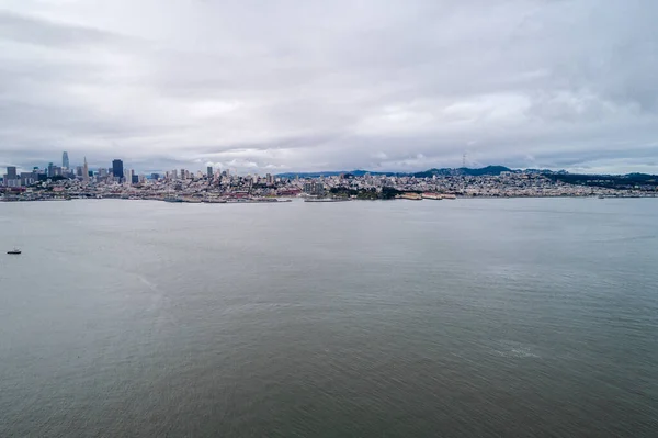 San Francisco Şehir Manzarası Okyanus Suyu Skele Bulutlu Gökyüzü Arkaplanda — Stok fotoğraf