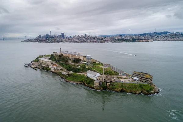 サンフランシスコ湾のアルカトラズ島の空中ビュー アメリカだ 最も有名なアルカトラズ刑務所 刑務所 観光地 サンフランシスコの街並みを背景に — ストック写真