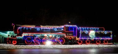 Üzerinde Noel Işıkları olan renkli eski tren lokomotifi. Radviliski Litvanya 'da Tren Başkenti olarak bilinir..