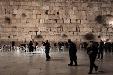 Kudüs, İsrail - 4 Aralık 2018: Batı Duvarı, Ağlama Duvarı, ya da Kotel, İslam 'da Burak Duvarı olarak bilinen eski Kudüs şehrinde bulunan antik bir kireçtaşı duvardır.