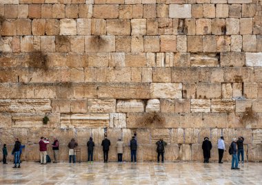 Kudüs, İsrail - 07 Aralık 2018: Batı Duvarı, Ağlama Duvarı, ya da Kotel, İslam 'da Burak Duvarı olarak bilinen eski Kudüs şehrinde bulunan antik bir kireçtaşı duvardır.