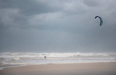 Tel Aviv, İsrail 'de Fırtınalı Akdeniz ve Bulutlu Gök. Güç Uçurtması Olan Adam