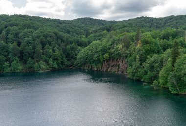 Hırvatistan 'daki Plitvice Gölleri. Manzaralı bir yer. Turistler arasında çok popüler. Güzel Peyzaj ve Doğa. Gün ışığı.