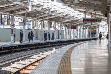 TOKYO, JAPONYA - 30 Ekim 2019: Shinjuku, Tokyo 'daki Seibu Shinjuku Tren İstasyonu, özel demiryolu operatörü Seibu Demiryolu İşletmesi.