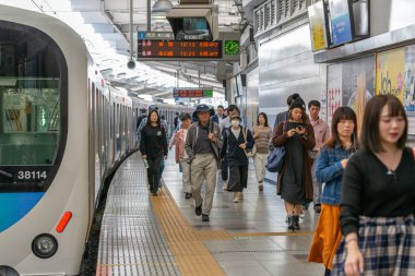 TOKYO, JAPONYA - 30 Ekim 2019: Shinjuku, Tokyo, Japonya 'daki Seibu Shinjuku Tren İstasyonu, özel demiryolu operatörü Seibu Demiryolu tarafından işletilmektedir. İnsanlar istasyondan ayrılıyor.