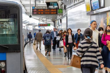 TOKYO, JAPONYA - 30 Ekim 2019: Shinjuku, Tokyo, Japonya 'daki Seibu Shinjuku Tren İstasyonu, özel demiryolu operatörü Seibu Demiryolu tarafından işletilmektedir. İnsanlar istasyondan ayrılıyor.