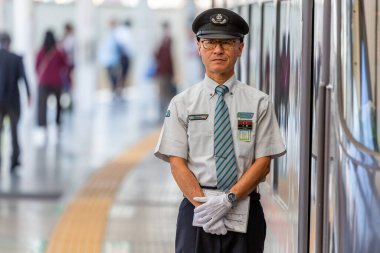 TOKYO, JAPONYA - 30 Ekim 2019: Shinjuku, Tokyo 'daki Seibu Shinjuku Tren İstasyonu, Japonya, Tren Şoförü kalkmayı bekliyor. Portre.