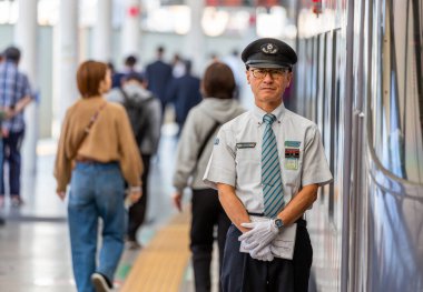 TOKYO, JAPONYA - 30 Ekim 2019: Shinjuku, Tokyo 'daki Seibu Shinjuku Tren İstasyonu, Japonya, Tren Şoförü kalkmayı bekliyor. Portre.