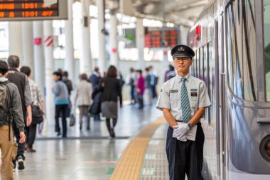 TOKYO, JAPONYA - 30 Ekim 2019: Shinjuku, Tokyo 'daki Seibu Shinjuku Tren İstasyonu, Japonya, Tren Şoförü kalkmayı bekliyor. Portre.