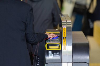 TOKYO, JAPONYA - 30 Ekim 2019: Shinjuku, Tokyo, Japonya 'daki Shinjuku tren istasyonu. İnsanlar tren istasyonuna girmek için biletleri kesiyor..