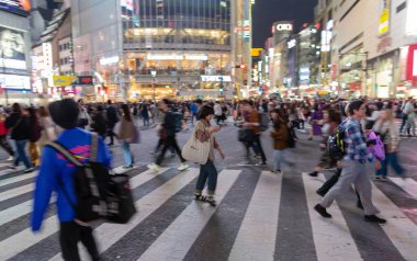 TOKYO, JAPONYA - 30 EKİM 2019: Tokyo, Japonya 'dan Shibuya Geçidi. Dünyanın en ünlü kavşağı. Dönüşlerin bulanık olması nedeniyle.