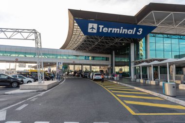 ROME, ITALY - 22 Ekim 2019 Roma Uluslararası Leonardo da Vinci Fiumicino Havaalanı. Kalkış bölgesi. Arkaplanda 3. Terminal