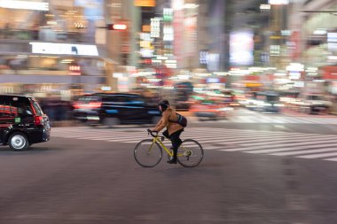 TOKYO, JAPONYA - 30 EKİM 2019: Tokyo, Japonya 'dan Shibuya Geçidi. Dünyanın en ünlü kavşağı. Dönüşlerin bulanık olması nedeniyle.