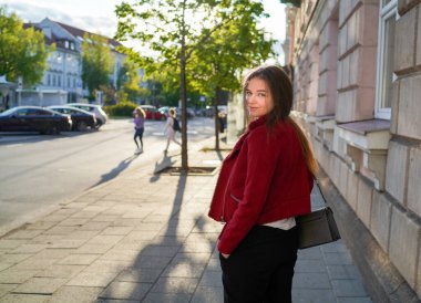 Güzel Litvanyalı Kız Litvanya 'nın başkenti Vilnius' ta yürüyor. Güneş ışığı, Mutlu Yüz.