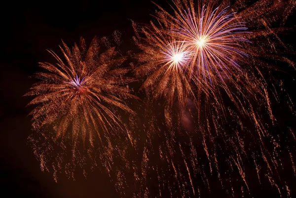 Φωτεινά Πολύχρωμα Πυροτεχνήματα Φωτίζουν Τον Ουρανό Όμορφα Πρωτοχρονιάτικα Πυροτεχνήματα Σκοτεινό — Φωτογραφία Αρχείου