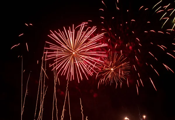 Färgglada Fyrverkerier Lyser Upp Himlen Vackra Nyårsfyrverkerier Mörka Himlen Explosion — Stockfoto