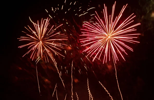 Bunte Feuerwerke Erhellen Den Himmel Schöne Silvesterfeuerwerk Dunkler Himmel Explosion — Stockfoto