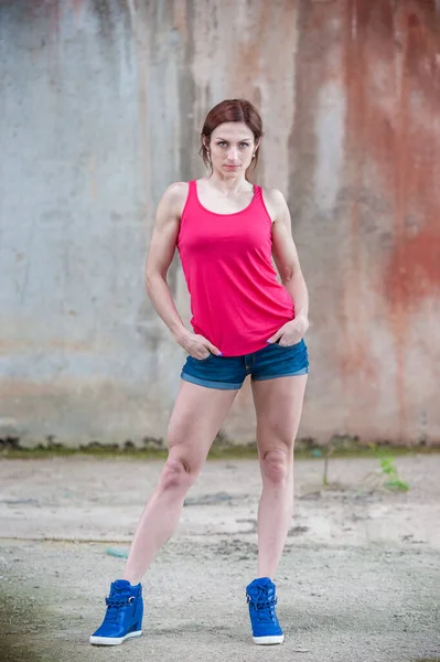 Piękna Kobieta Fitness Pozowanie Ciężkiej Pracy Opuszczonym Budynku Czerwona Koszula — Zdjęcie stockowe