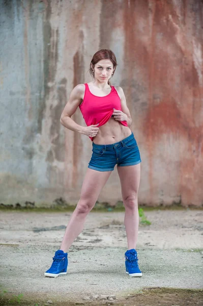 Vacker Fitness Woman Posing Efter Hårt Arbete Övergivna Byggnaden Röd — Stockfoto
