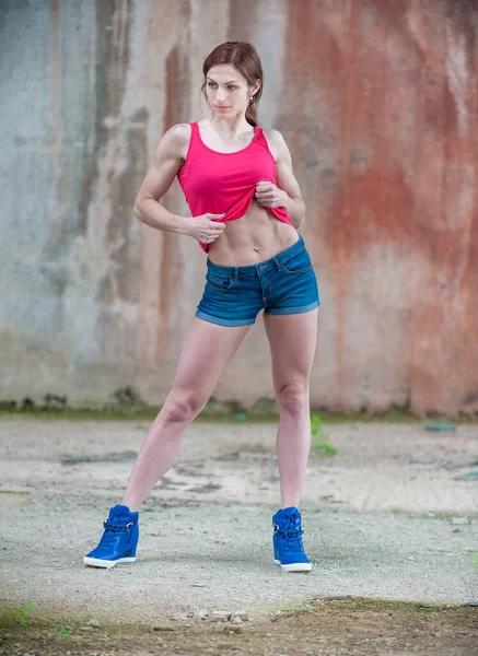Mooie Fitness Vrouw Poseren Hard Werken Verlaten Gebouw Rood Shirt — Stockfoto