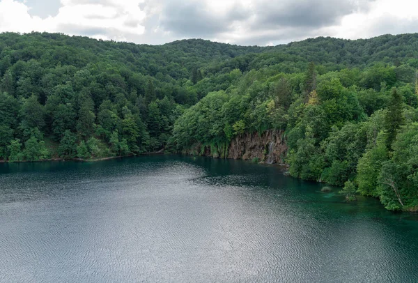Hırvatistan Daki Plitvice Gölleri Manzaralı Bir Yer Turistler Arasında Çok — Stok fotoğraf