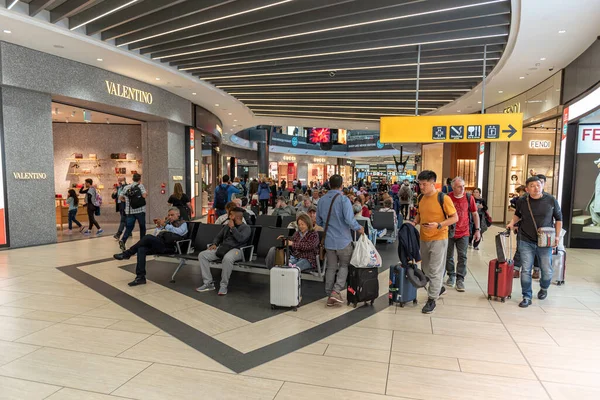 意大利 2019年10月23日 罗马国际机场内的莱昂纳多 达芬奇 菲奥米奇诺机场 设有免税店的离港地区 — 图库照片