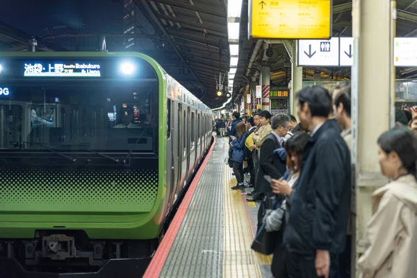 Tokyo Japan Oktober 2019 Fullsatt Tågstation Japan Tokyo Folk Väntar — Stockfoto