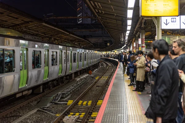Tokyo Japan Oktober 2019 Fullsatt Tågstation Japan Tokyo Folk Väntar — Stockfoto