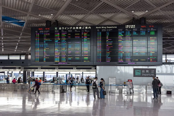 2019年10月31日 成田国際空港のスクリーンと人物を背景に — ストック写真