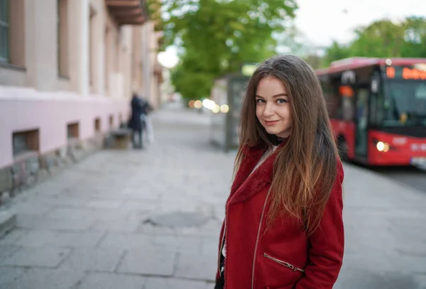 Молодая Девушка Стоит Обочине Старом Городе Вильнюса Литве Красной Куртке — стоковое фото