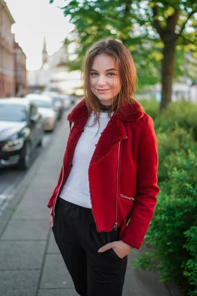 Молодая Девушка Стоит Обочине Старом Городе Вильнюса Литве Красной Куртке — стоковое фото