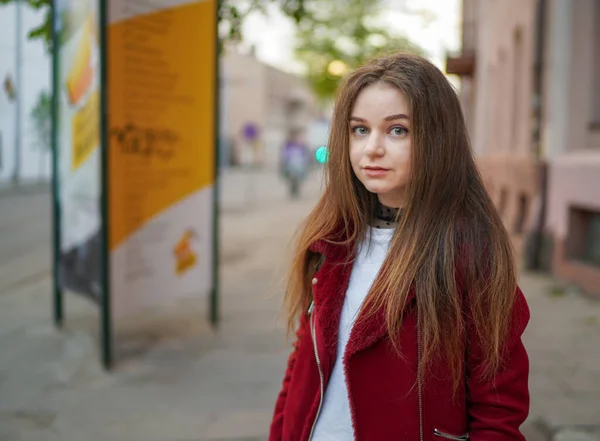 Die Schöne Junge Frau Steht Auf Einem Seitenweg Der Altstadt — Stockfoto