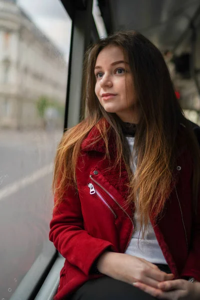 Schöne Junge Mädchen Geht Trolley Vilnius Altstadt Litauen Roter Jacke — Stockfoto