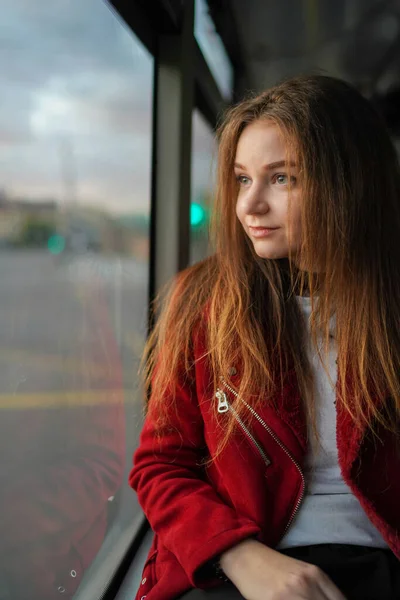 Schöne Junge Mädchen Geht Trolley Vilnius Altstadt Litauen Roter Jacke — Stockfoto
