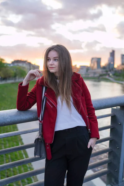Όμορφη Λιθουανή Κοπέλα Στέκεται Στη Γέφυρα Mindaugas Στο Κέντρο Του — Φωτογραφία Αρχείου