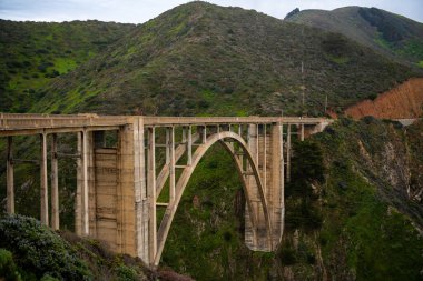 Bixby Creek Köprüsü, Kaliforniya 'nın Big Sur kıyısındaki Bixby Kanyon Köprüsü olarak da bilinir.