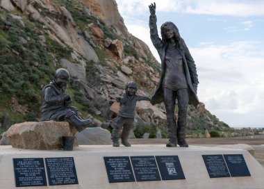 Morro BAY, CALIFORNIA - 27 Mart 2019: Tüm Denizcilerin Ailelerini Bekleyenlere adanmış Balıkçıların Aile Heykeli. Morro Körfezi Şehri