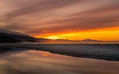 Santa Barbara kıyı şeridi, California. Sunrise Skyline ve Beach.