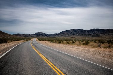 Kaliforniya Ölüm Vadisi Çölü 'ndeki Boş Yol. ABD