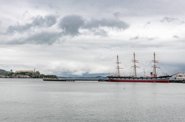 San Francisco, California 'daki rıhtım. Arka planda Alcatraz. ABD