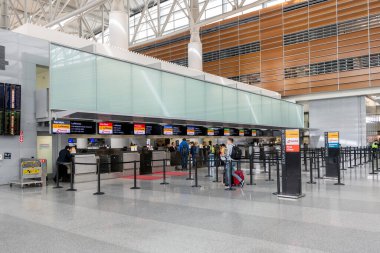 SAN FRANCISCO, CALIFORNIA - Nisan 04, 2019: San Francisco Uluslararası Havalimanı check-in alanı. Lufthansa ve İsviçre Havayolları masaları.