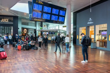 COPENHAGEN, DENMARK - Nisan 05, 2019: Uluslararası Kopenhag Havaalanı. Ayrılış Ekranlar ve İnsanlarla.
