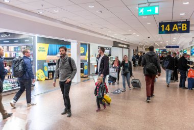 STOCKHOLM, SWEDEN - Nisan 05, 2019: Uluslararası Stockholm Arlanda Havaalanı. Vergisiz Dükkan ve İnsanlar.