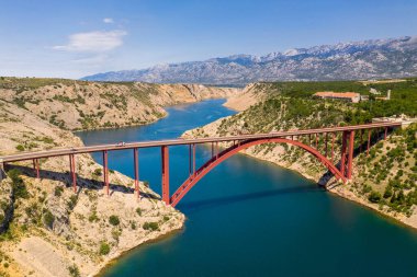 Hırvatistan 'daki Maslenica Köprüsü. Maslenica Köprüsü, Adriyatik Denizi 'nden Novsko Zdrilo Boğazı' na uzanan devlet karayolunu taşıyan bir güverte kemer köprüsü. Arkaplanda Güzel Manzara.