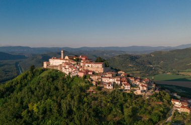 Hırvatistan 'ın Motovun Köyü. Hırvatistan 'ın orta Istria kentinde bir köy ve belediyedir. Antik çağlarda hem Keltler hem de İliryalılar kalelerini günümüz Motovun 'unda inşa ettiler..