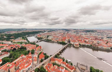 Çek Cumhuriyeti 'nin Prag Eski Kasabası. Arka planda ünlü turistik yerleri var. Charles Köprüsü İkonik 14. yüzyıl Manzaralı Yapısı, Vltava Nehri ve Prag Şehir Manzaralı. Şehri ziyaret etmeliyim. İHA